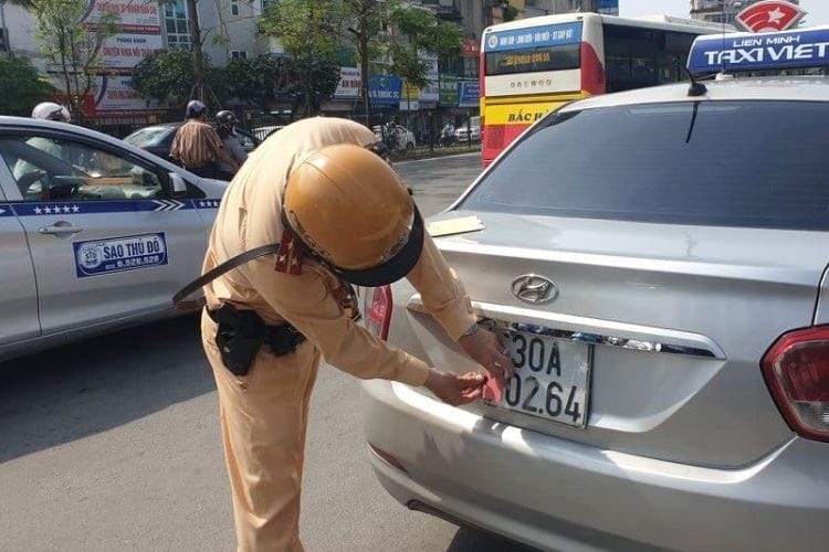 Xe máy gắn biển số giả phạt bao nhiêu tiền?