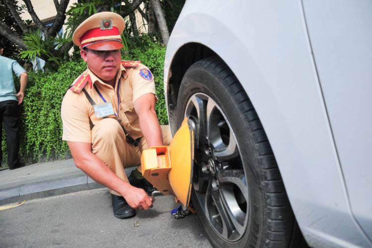 Nhận biết 2 loại vạch kẻ cấm đỗ xe và mức phạt khi vi phạm