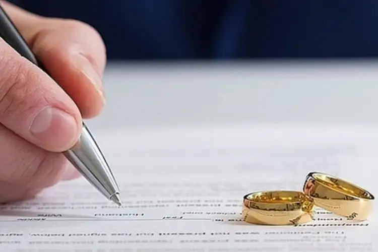 Kết hôn giả tạo là lừa dối kết hôn đúng không?