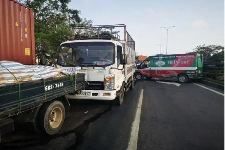 Trường hợp xe sau đâm vào xe trước thì xe nào sai? 1 truong hop xe sau dam vao xe truoc thi xe nao saiQcwrb