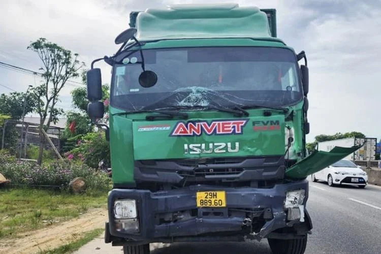 Điều khiển xe có liên quan trực tiếp đến vụ tai nạn giao thông mà không dừng lại, không giữ nguyên hiện trường, không tham gia cấp cứu người bị nạn