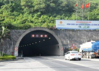 Quy định khi lái xe trong hầm đường bộ