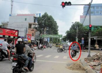 Xe mô tô, xe máy vượt đèn đỏ bị phạt bao nhiêu?