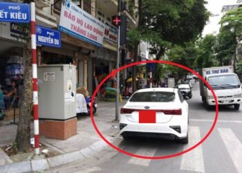 Dừng xe ngược với chiều lưu thông của làn đường bị phạt bao nhiêu?