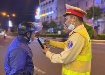 Không chấp hành yêu cầu kiểm tra về nồng độ cồn bị phạt như thế nào?