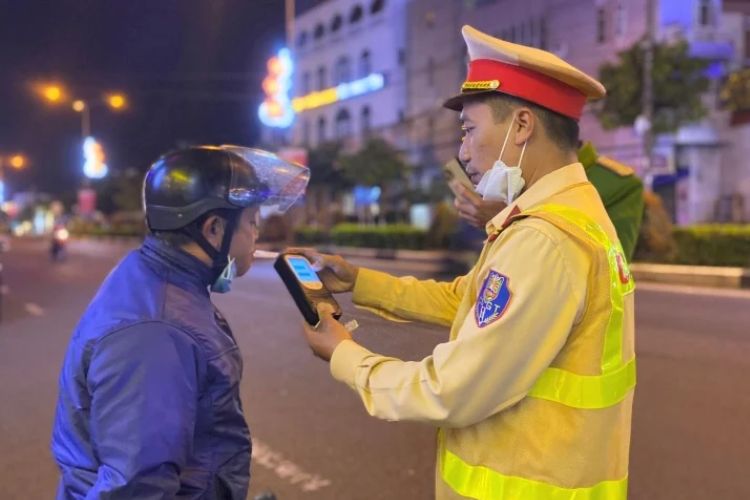 Không chấp hành yêu cầu kiểm tra về nồng độ cồn bị phạt như thế nào?