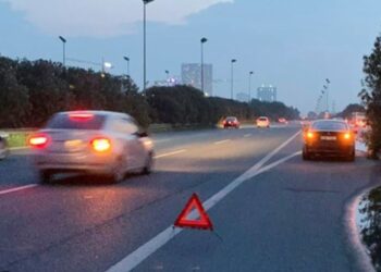 Không có báo hiệu bằng đèn khẩn cấp khi dừng, đỗ xe trên cao tốc bị phạt bao nhiêu? 2 Không có báo hiệu bằng đèn khẩn cấp khi dừng, đỗ xe trên cao tốc bị phạt bao nhiêu?