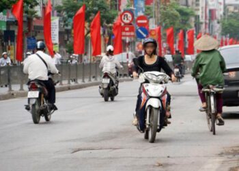 Ô tô, xe máy đi ngược chiều bị phạt bao nhiêu?