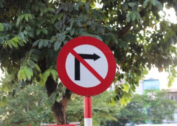 Rẽ phải tại nơi có biển báo cấm rẽ phải phạt bao nhiêu?