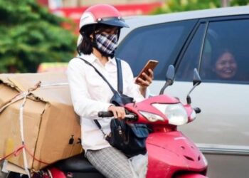 Sử dụng điện thoại khi lái xe bị phạt bao nhiêu?