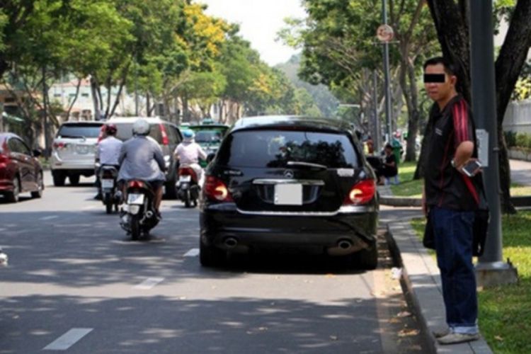 Không báo hiệu bằng đèn khẩn cấp khi đỗ xe bị phạt bao nhiêu?